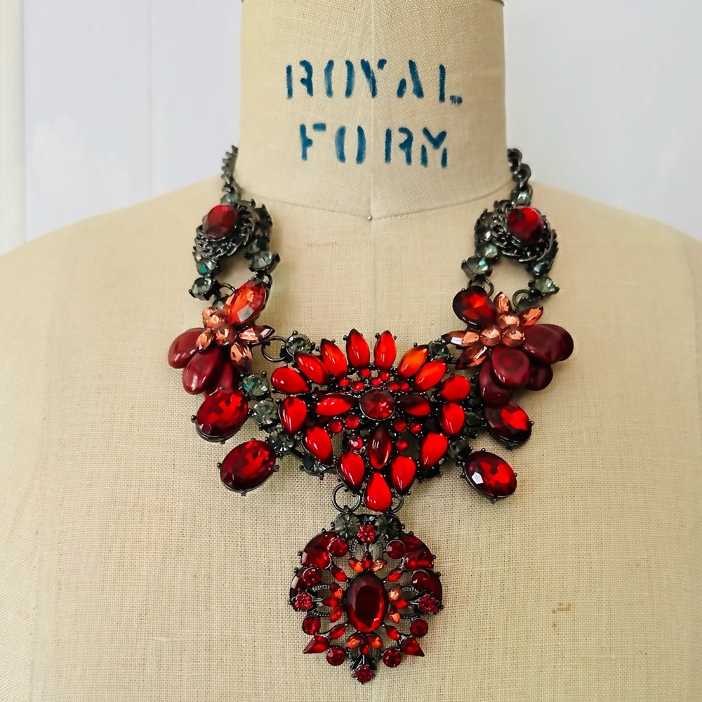 H&M RED CRIMSON VICTORIAN STATEMENT NECKLACE NWOT